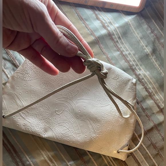 Carlos Falchi’s Rare Vintage White Leather Patchwork Fish Crossbody Bag - Picture 10 of 12